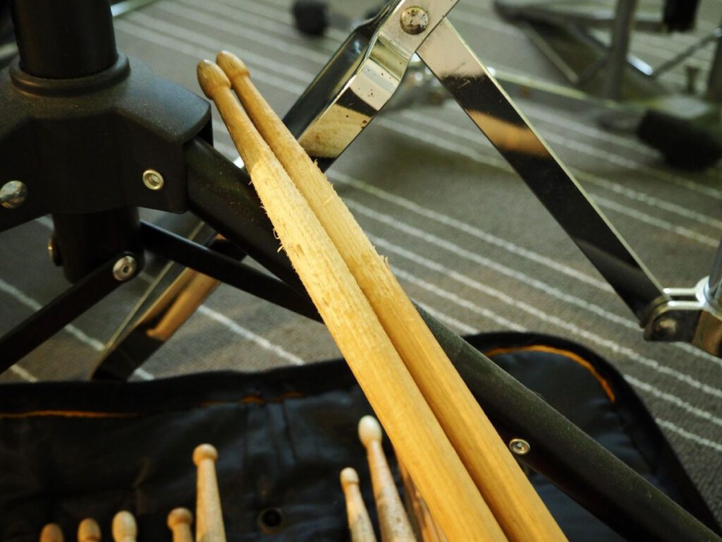 Drumsticks und Equipment beim Schlagzeugunterricht mit Josh Maccoy – gebrauchte Sticks bereit für die nächste Session in der Region Worms und Grünstadt